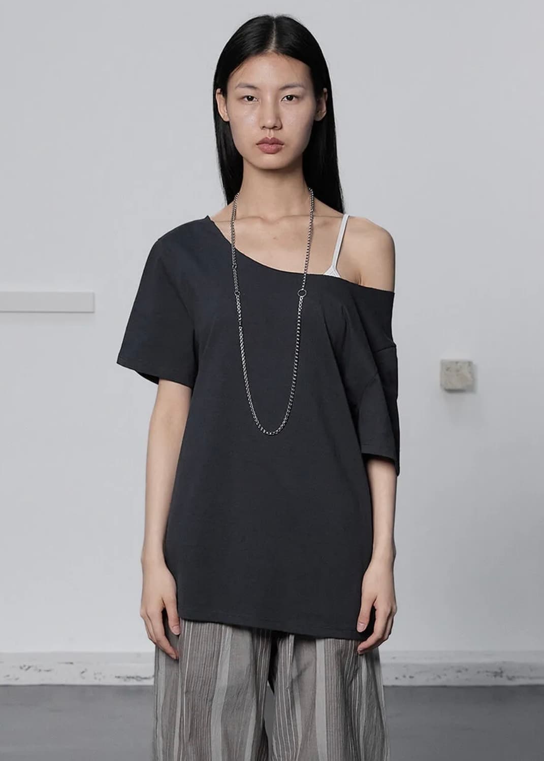 Cerric ONE SHOULDER LOOSE TOP / NAVY 상품이미지1