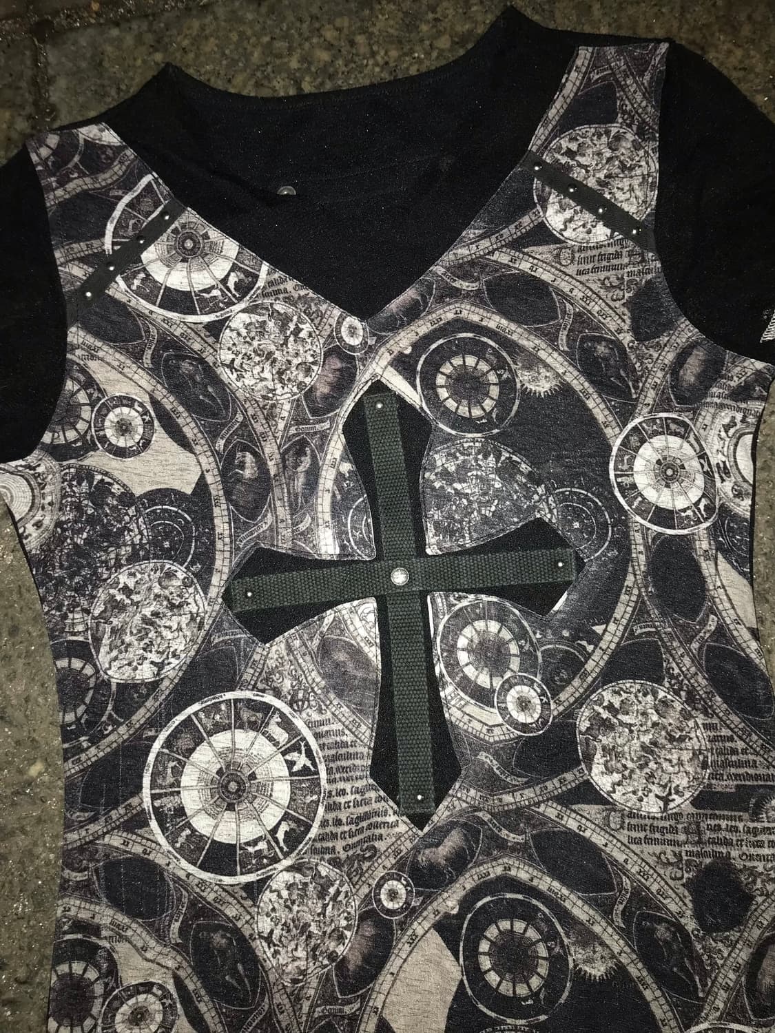 [Ozz on] Gothic Astral Cross Tee 상품이미지3