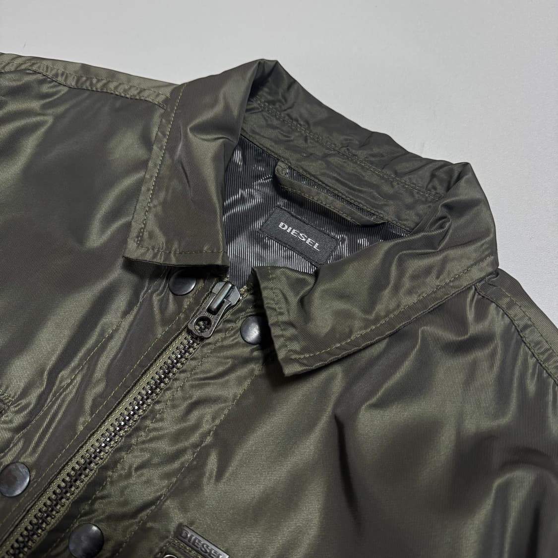 디젤(DIESEL) 다크올리브 폴리에스터 레이온 혼방 쇼트 트러커 자켓 상품이미지3