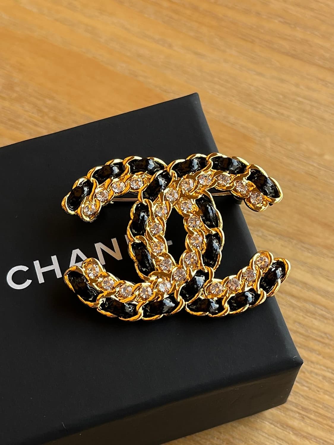 샤넬 정품 업사이클링 cc로고 레더 브로치 상품이미지1