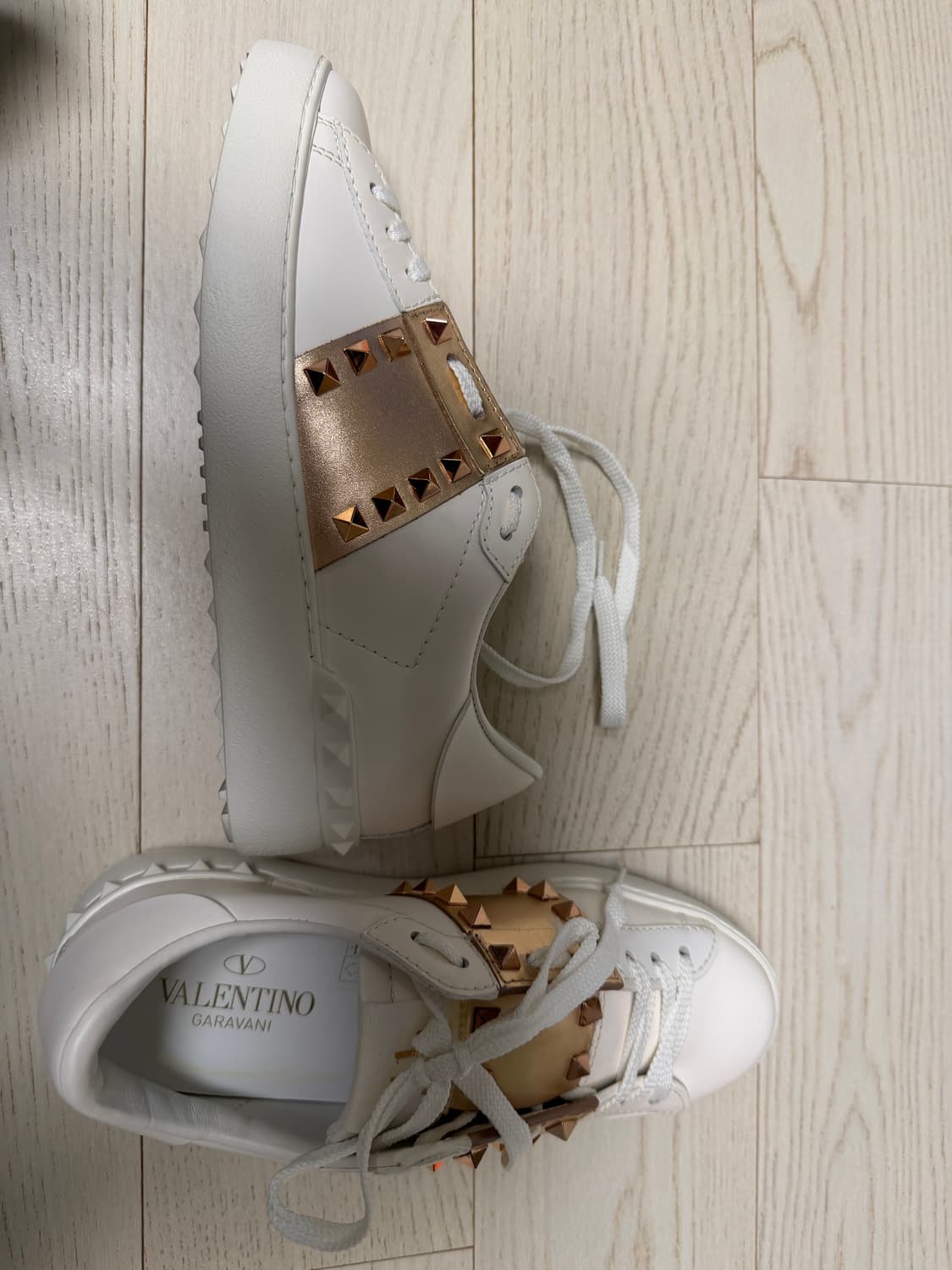 발렌티노 락스터드 화이트 스니커즈 신품급 중고 36  상품이미지5