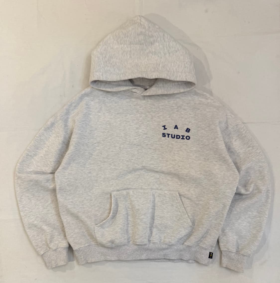 아이앱 스튜디오 로고 후드티 라이트 그레이 멜란지 상품이미지6