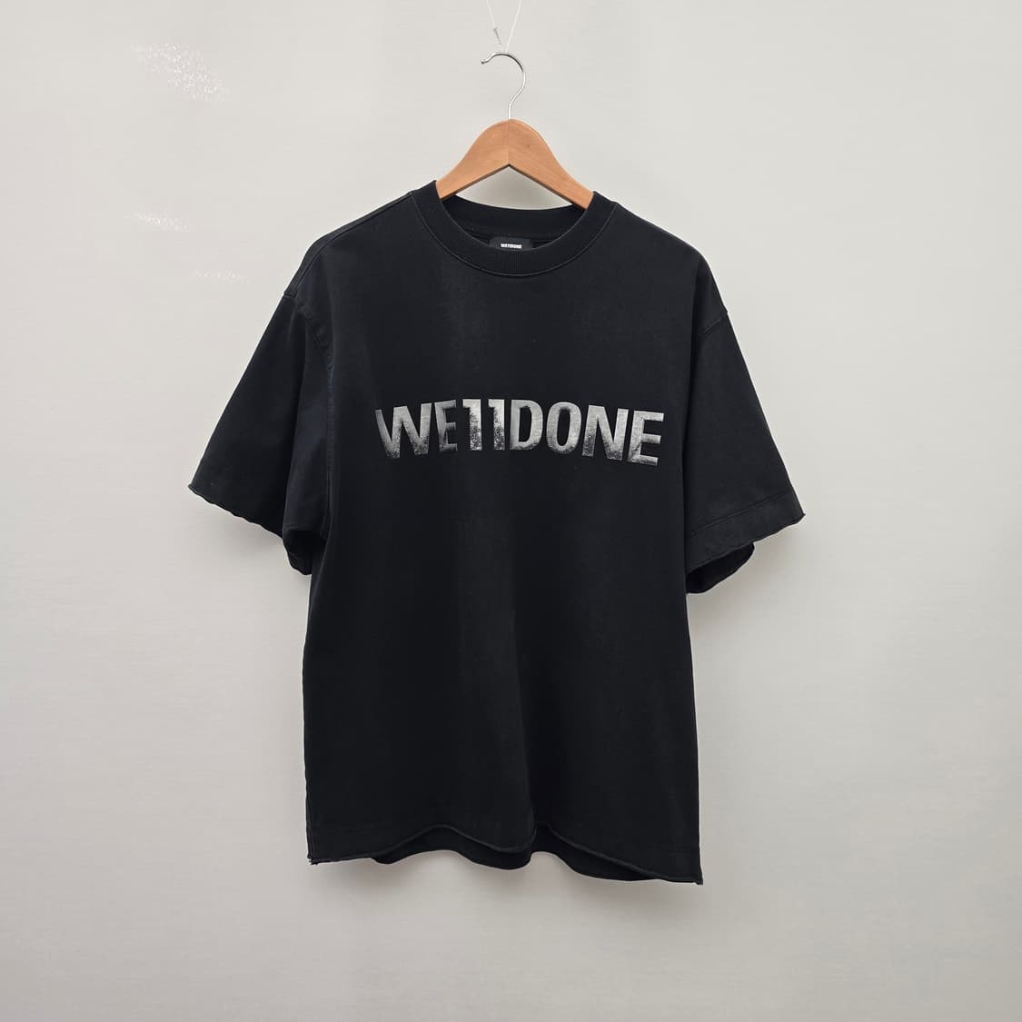 웰던 (WE11DONE) 블랙 로고 오버핏 반팔 티셔츠 상품이미지1
