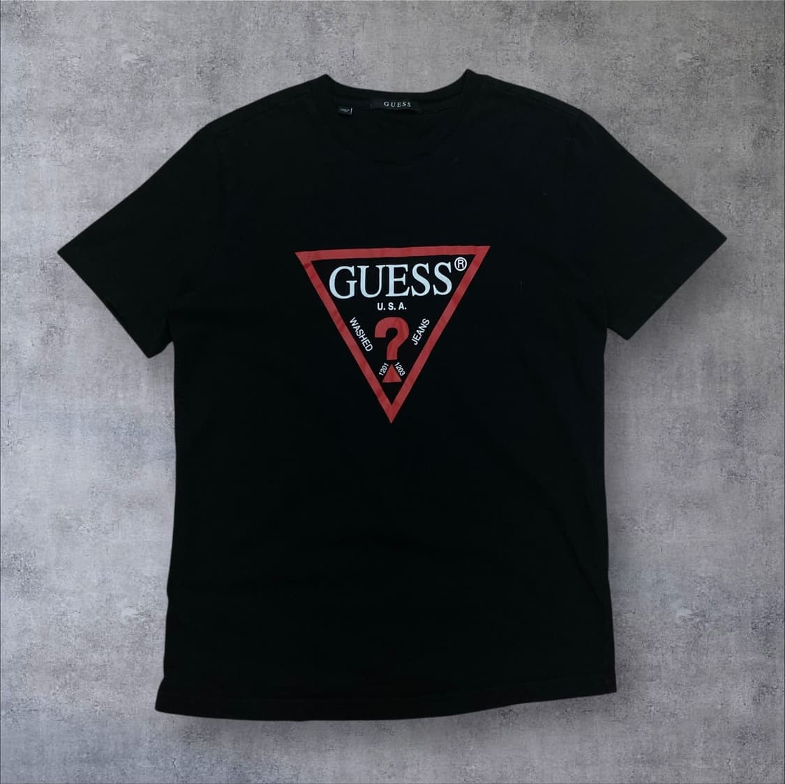 게스 y2k 트라이앵글 빅로고 블랙 반팔티 상품이미지1