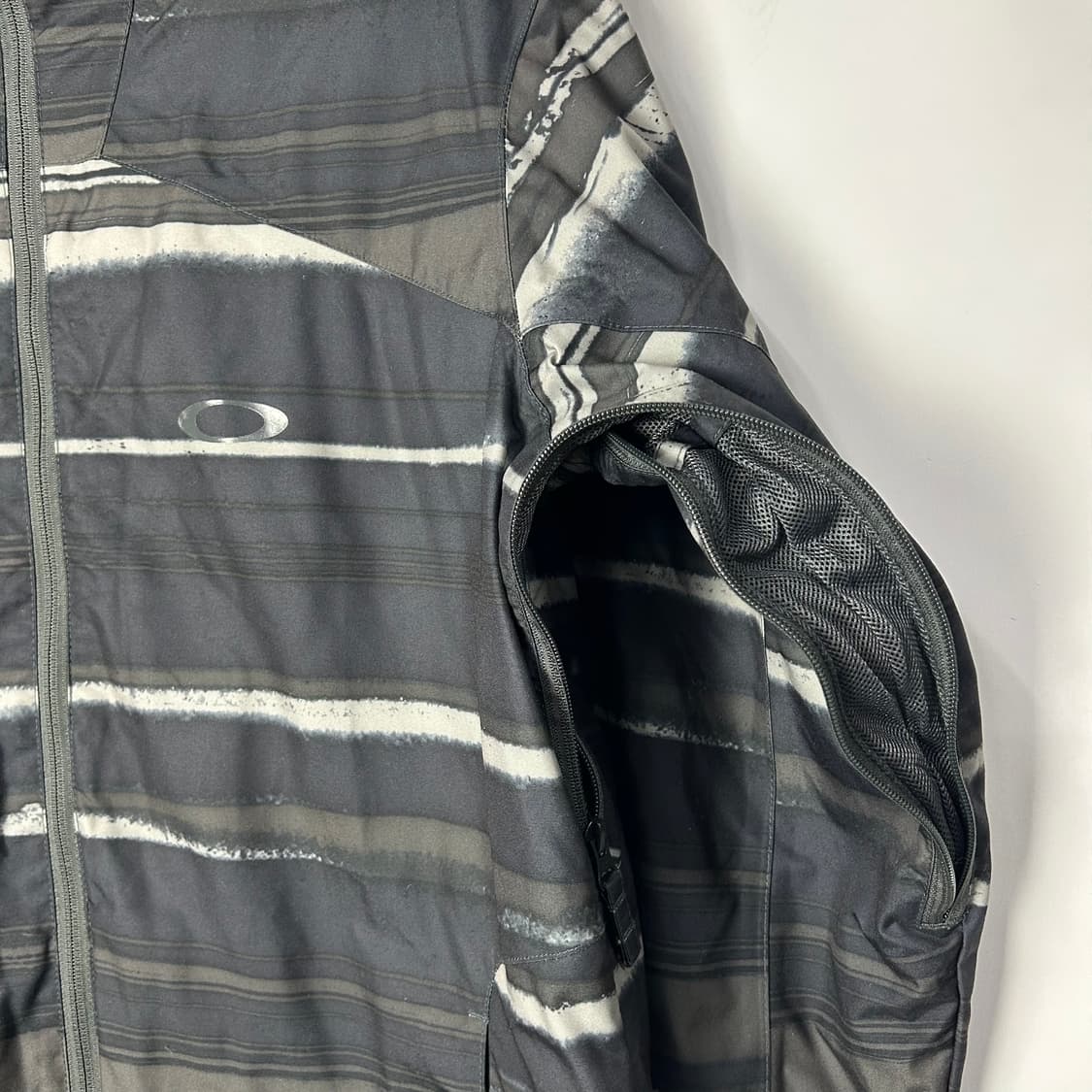 [OAKLEY] 오클리 스트라이프 패턴 후드 자켓 상품이미지4