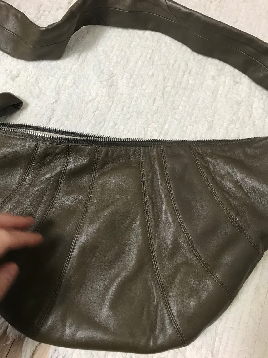 르메르 크루아상백 미듐 다크올리브 상품이미지5