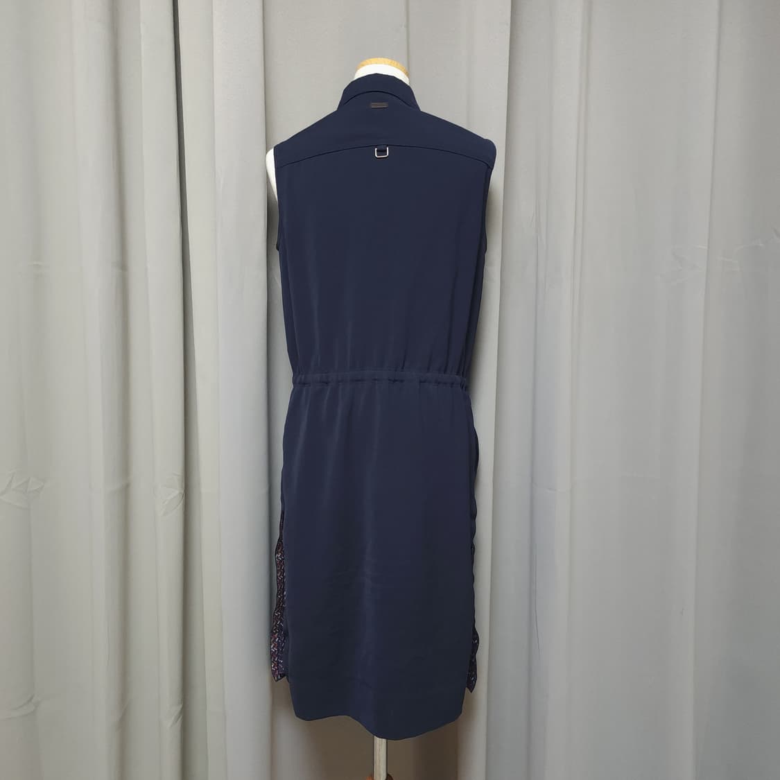 헤지스 슬리브리스 카라 원피스
90 상품이미지2