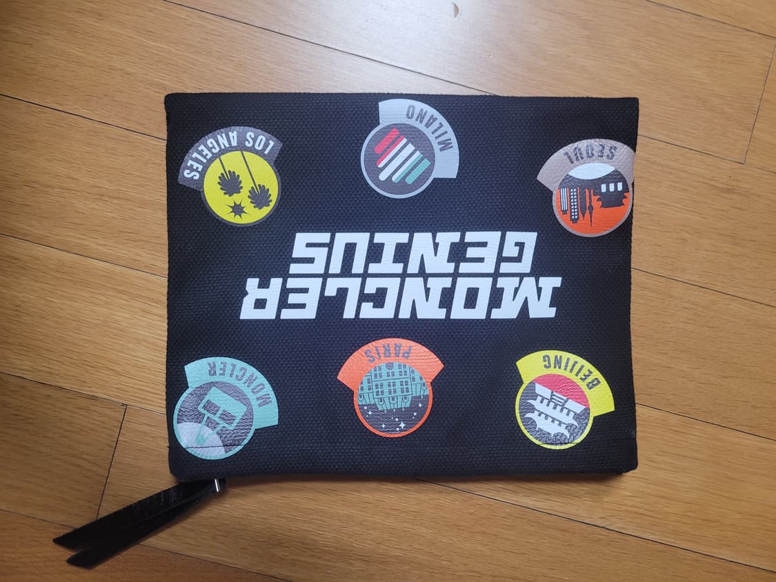 몽클레르 지니어스 시티 패치 파우치 상품이미지1