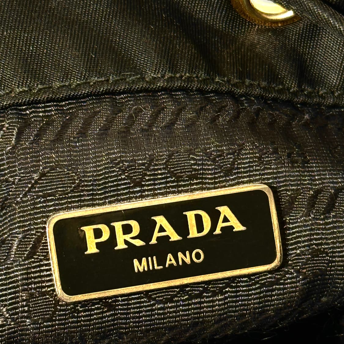 [정품] 프라다 삼각로고 리나일론 듀엣 버킷백 블랙 골드 상품이미지8