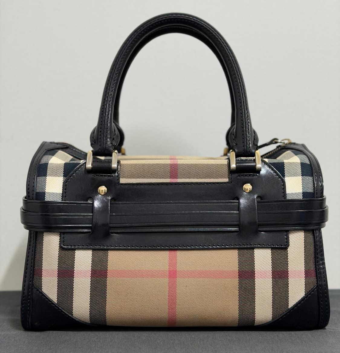 버버리 체크 패턴이 돋보이는 클래식 핸드백입니다. 상품이미지2