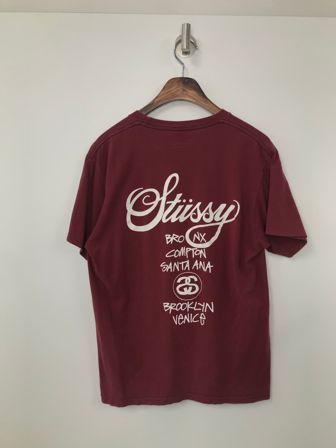 스투시 월드투어 버건디 반팔 티셔츠 상품이미지4
