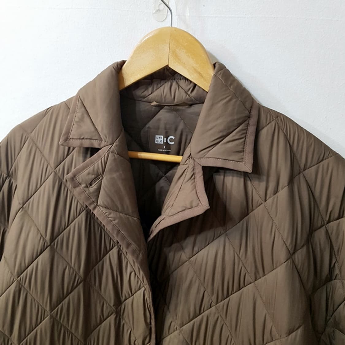 유니클로 C 퀼팅 패딩 롱 코트 모카 상품이미지2