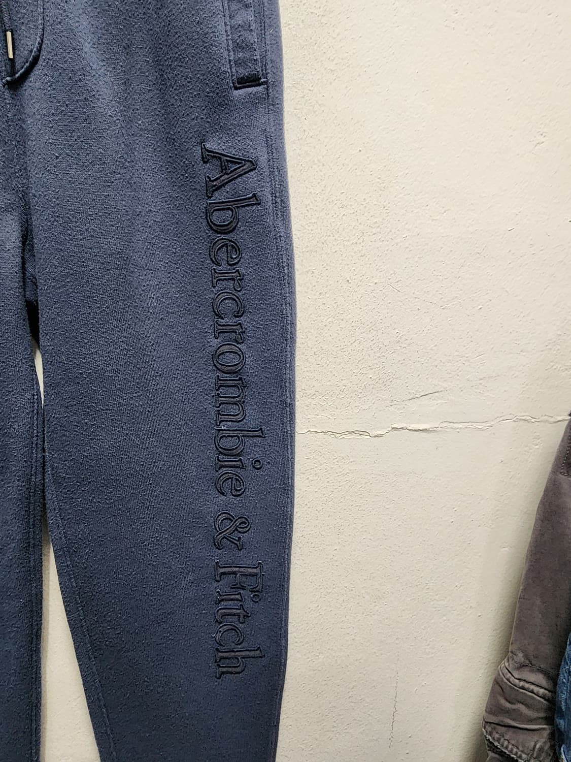 아베크롬비 빅로고 스펠아웃 트레이닝 스웻팬츠 상품이미지3