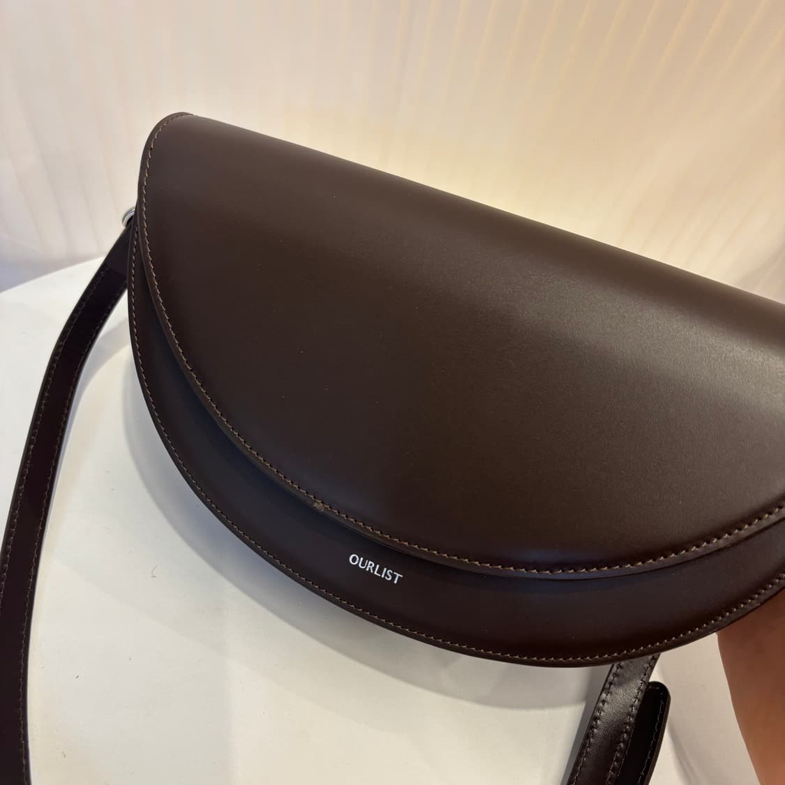 정품 아워리스트 크로스백    상품이미지3