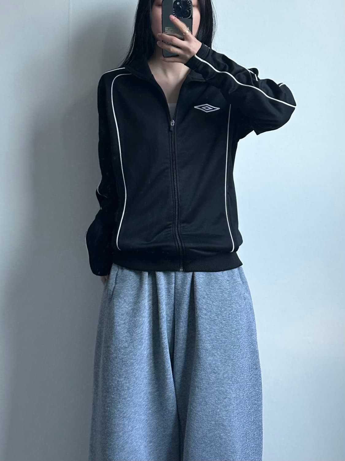 엄브로 자수로고 라인 블랙 져지 상품이미지1