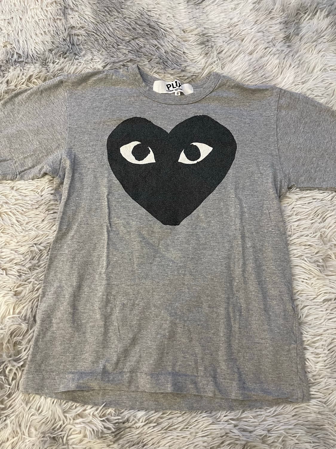 꼼데가르송 그레이 하트 반팔 티셔츠 상품이미지1