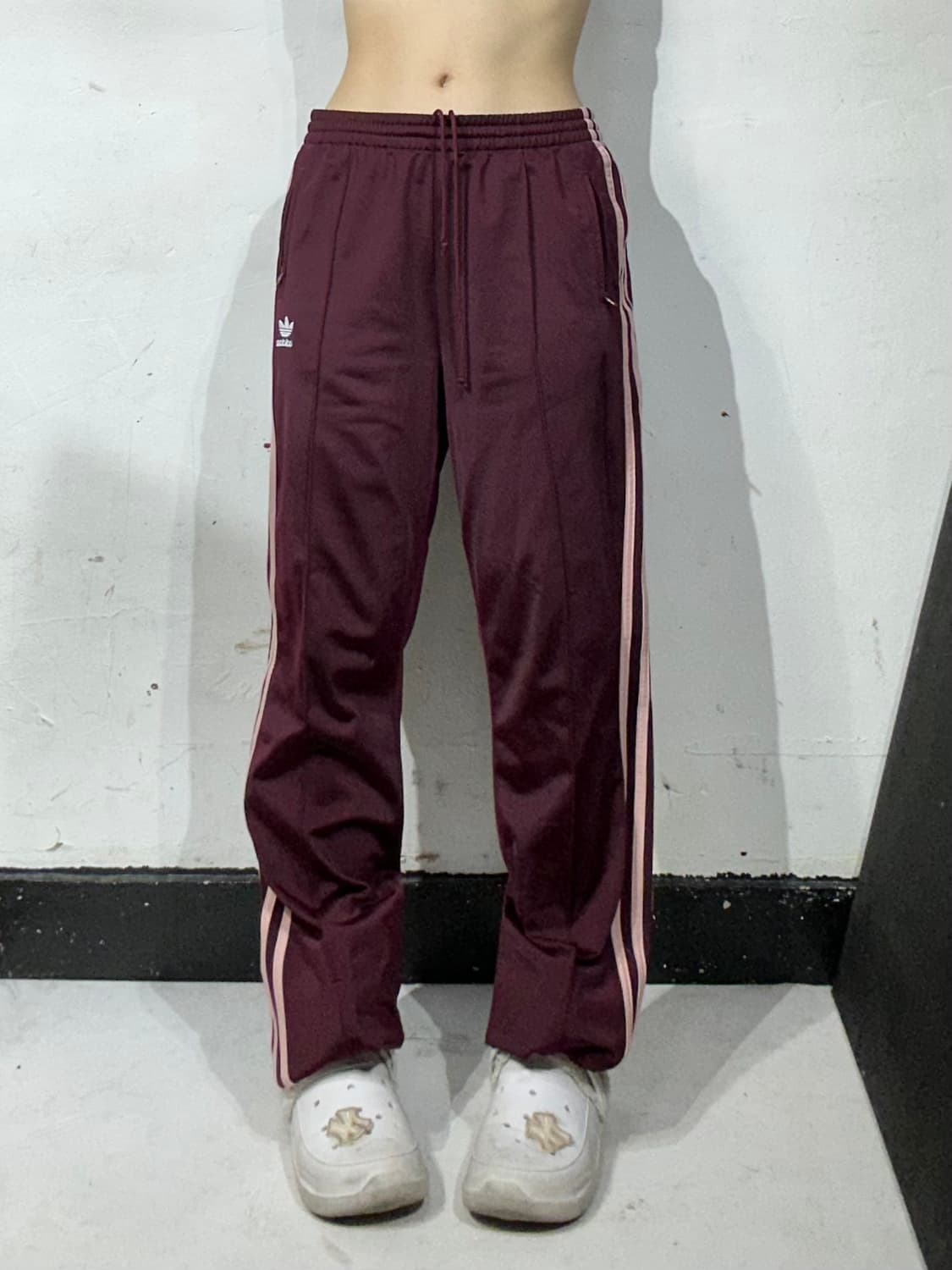 아디다스 버건디 핑크 삼선 와이드 트레이닝 팬츠 상품이미지2