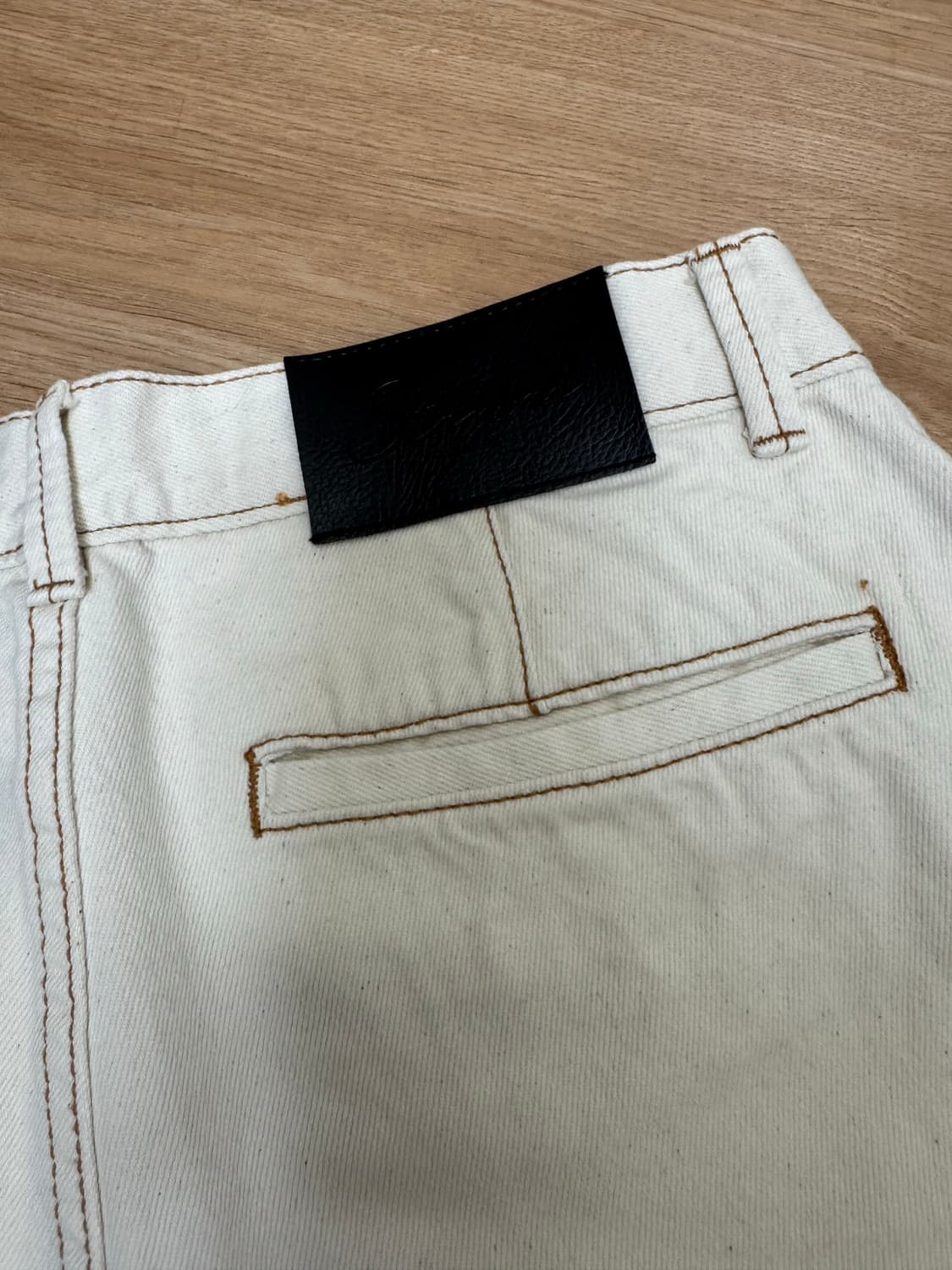 비슬로우 투턱 커브드 스티치 데님 팬츠 상품이미지3