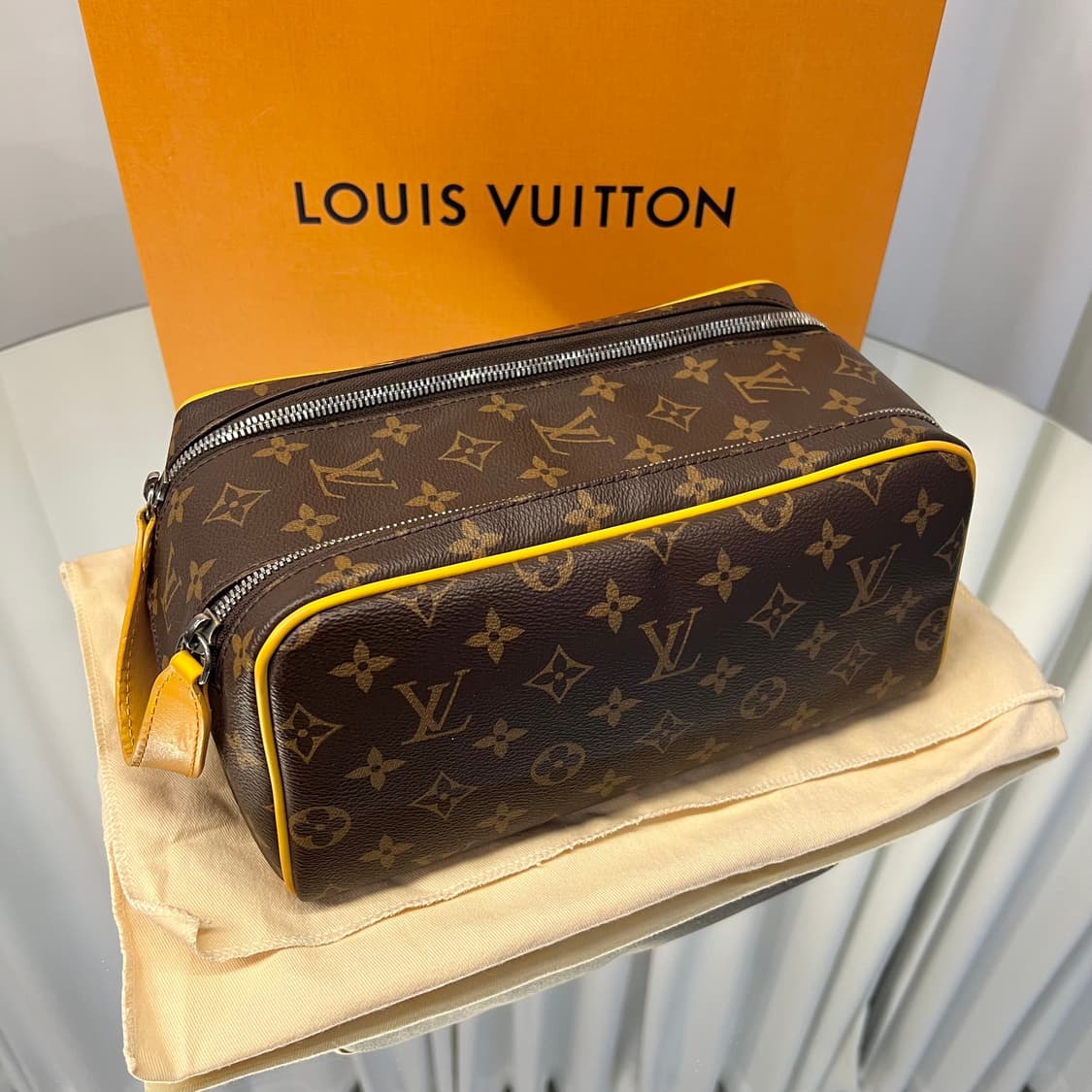 루이비통 모노그램 돕키트 파우치 엘로우 상품이미지3
