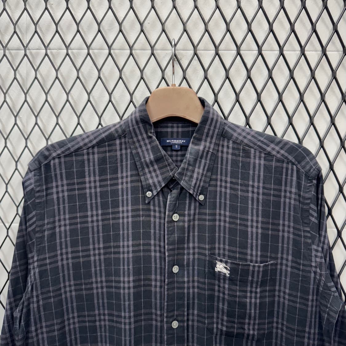 버버리 노바체크 긴팔 셔츠 기사 로고 원포켓 디테일 네이비 상품이미지3