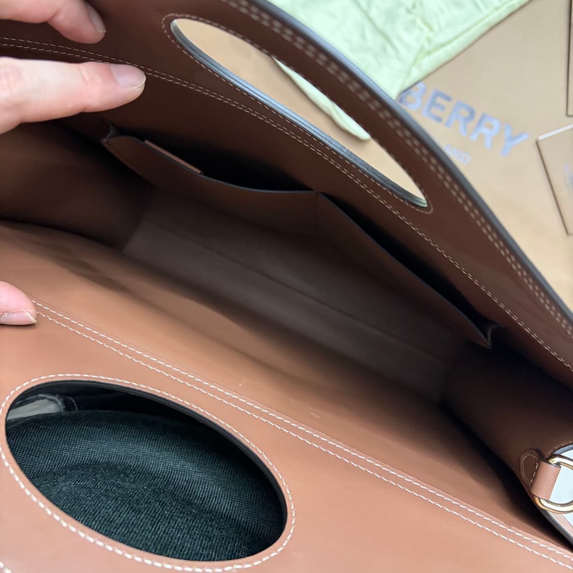 버버리 포켓 토트백 라지 올가죽 (S급) 상품이미지9
