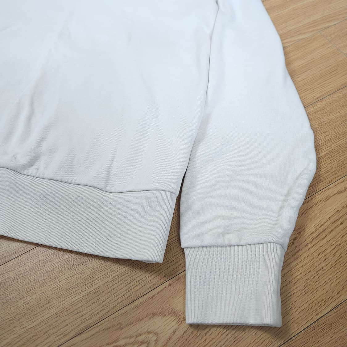 몽클레어 화이트 레터링 얇은기모 맨투맨 S 90 상품이미지6