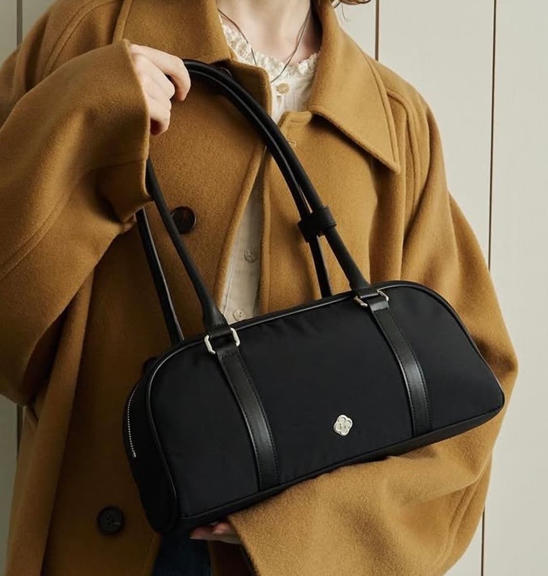 히어리 나일론 숄더백 - Ember Boston Bag(Black) 상품이미지1