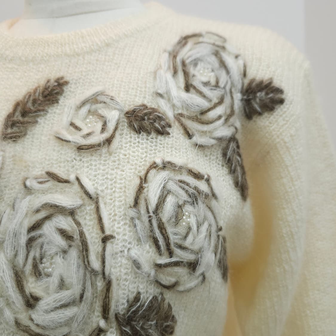 울 입체 로즈 플라워 자수 아이보리 니트 상품이미지7