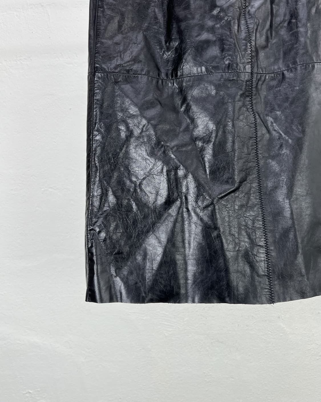 갭 스티치 맥시 슬릿 제뉴윈 레더 미디 스커트 상품이미지4