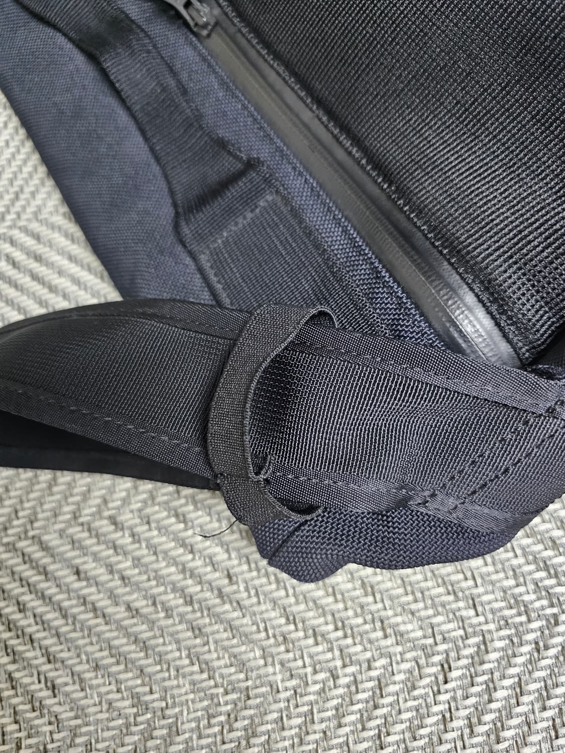 스톤아일랜드 리플렉티브 메신저백 상품이미지9