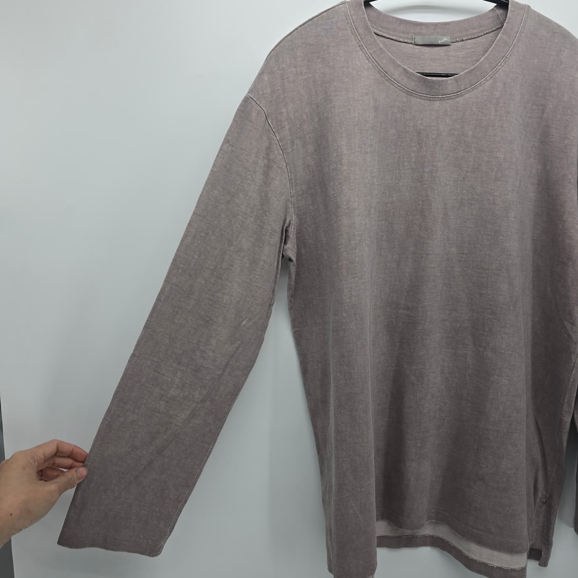 스컬 자수  톤다운 베이지 롱슬리브 상품이미지4