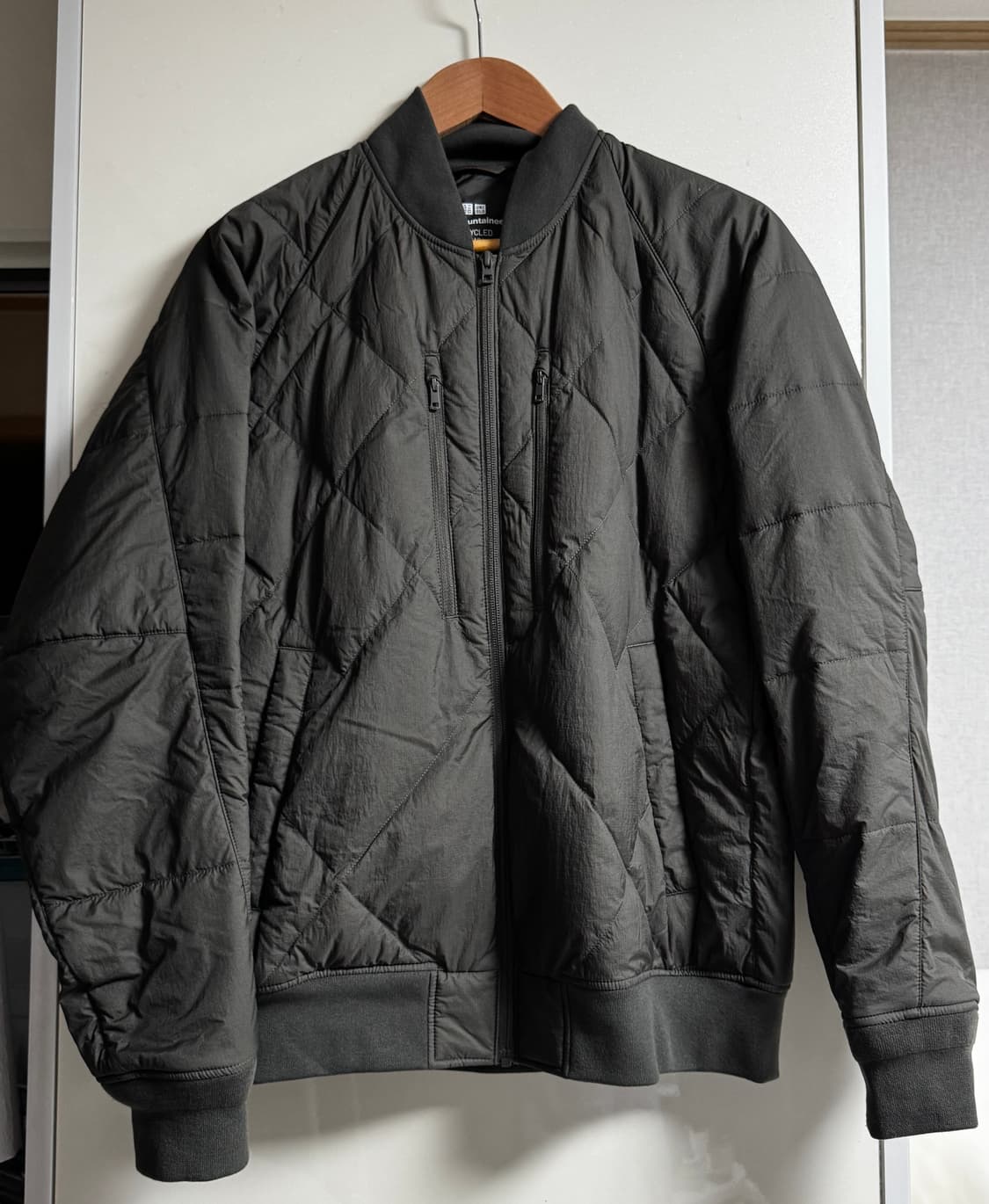 유니클로X화이트마운티니어링 리사이클 하이브리드 다운재킷 올리브 m 상품이미지3