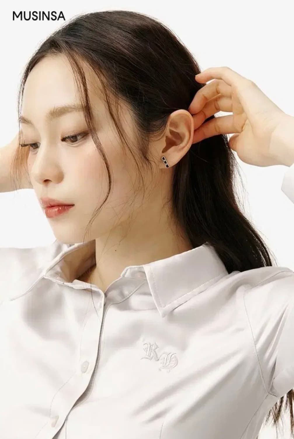 공홈품절 7.2>2.5) 러닝하이 RH 로고 새틴 크롭 셔츠 라이트그레이 상품이미지6