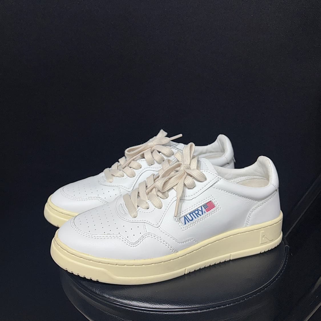 오트리 화이트 스니커즈 상품이미지1