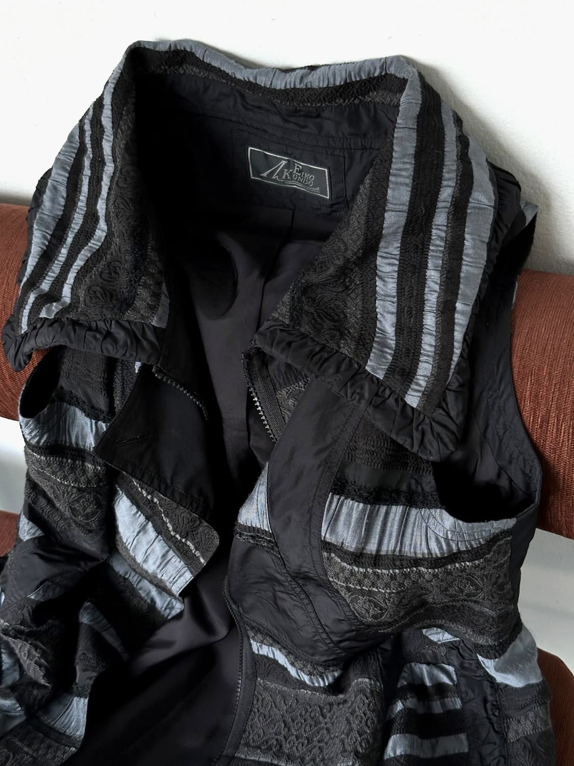 Panel design over silhouette design vest 상품이미지5