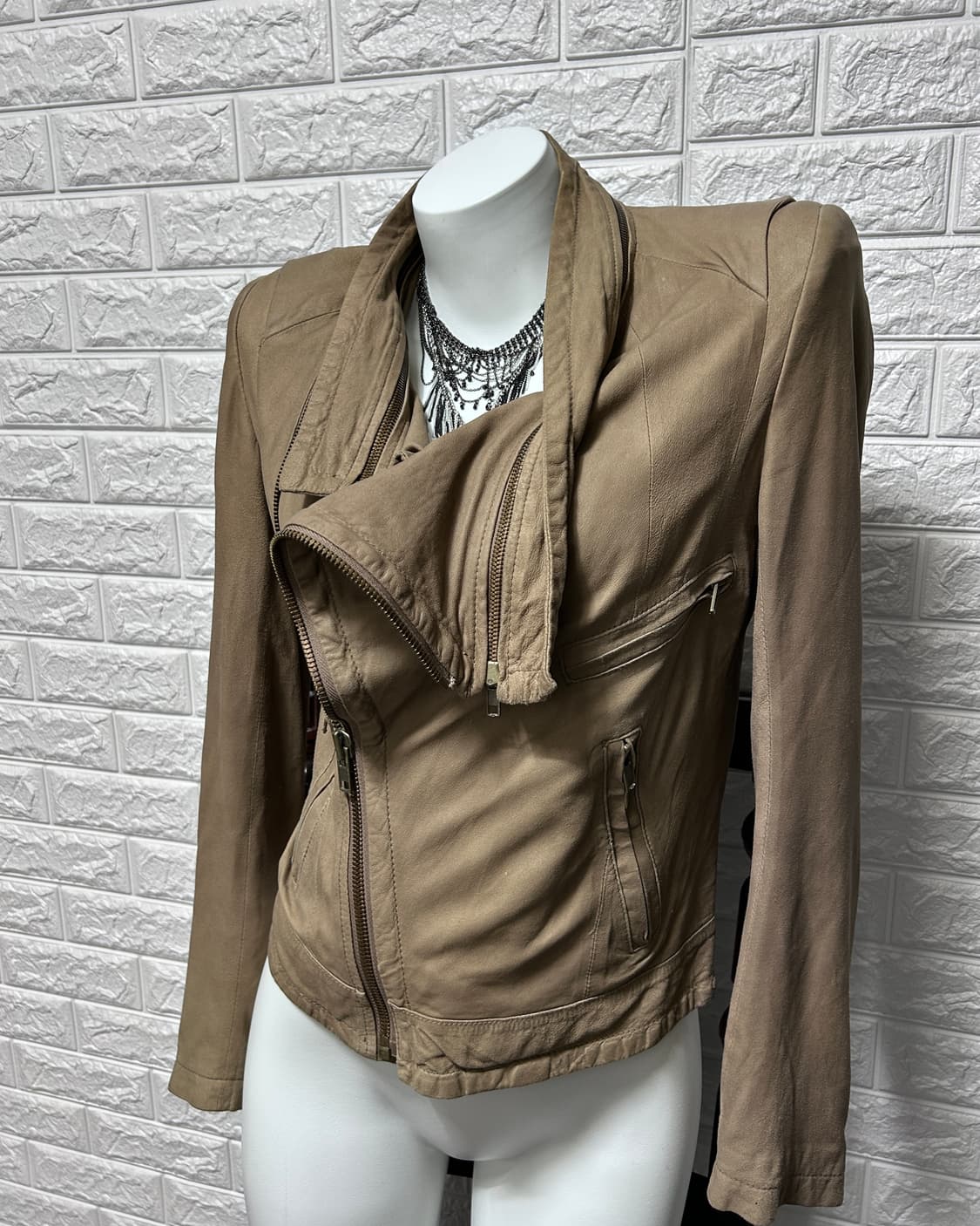 시스템 비대칭 드레이프 넥 스웨이드 자켓 상품이미지3