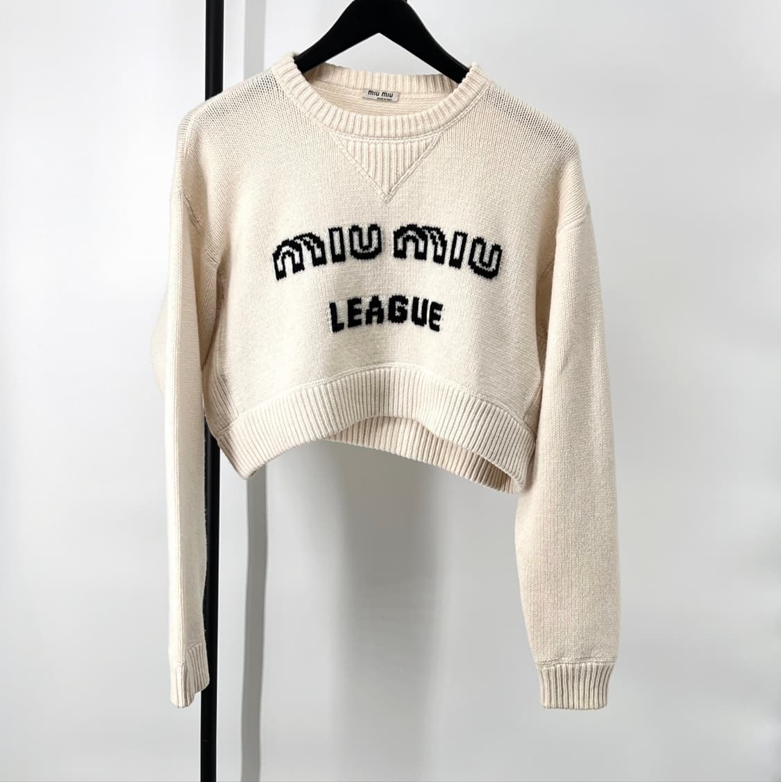 [38사이즈] 미우미우 로고 크롭 캐시미어 니트 아이보리 (MML548) 상품이미지2