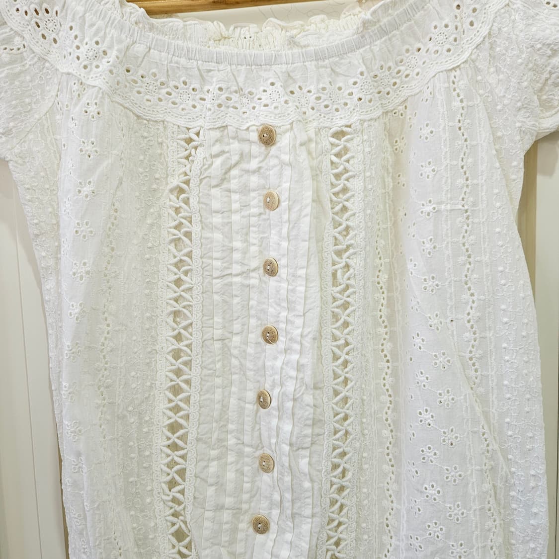 리즈리사(LIZ LISA) 펀칭 레이스 오프숄더 블라우스 상품이미지3