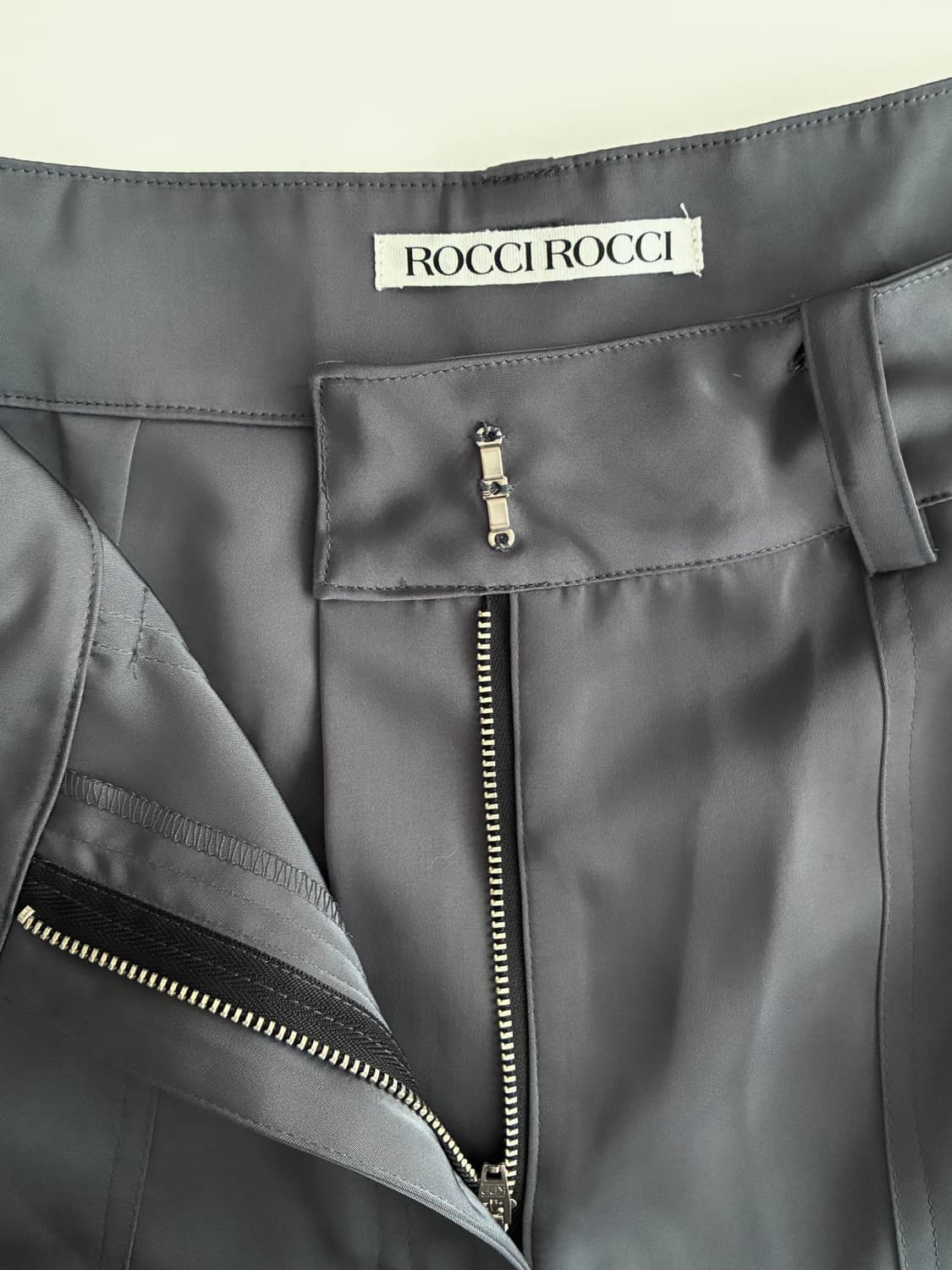 S) 로씨로씨 새틴 카고 팬츠 차콜 상품이미지4