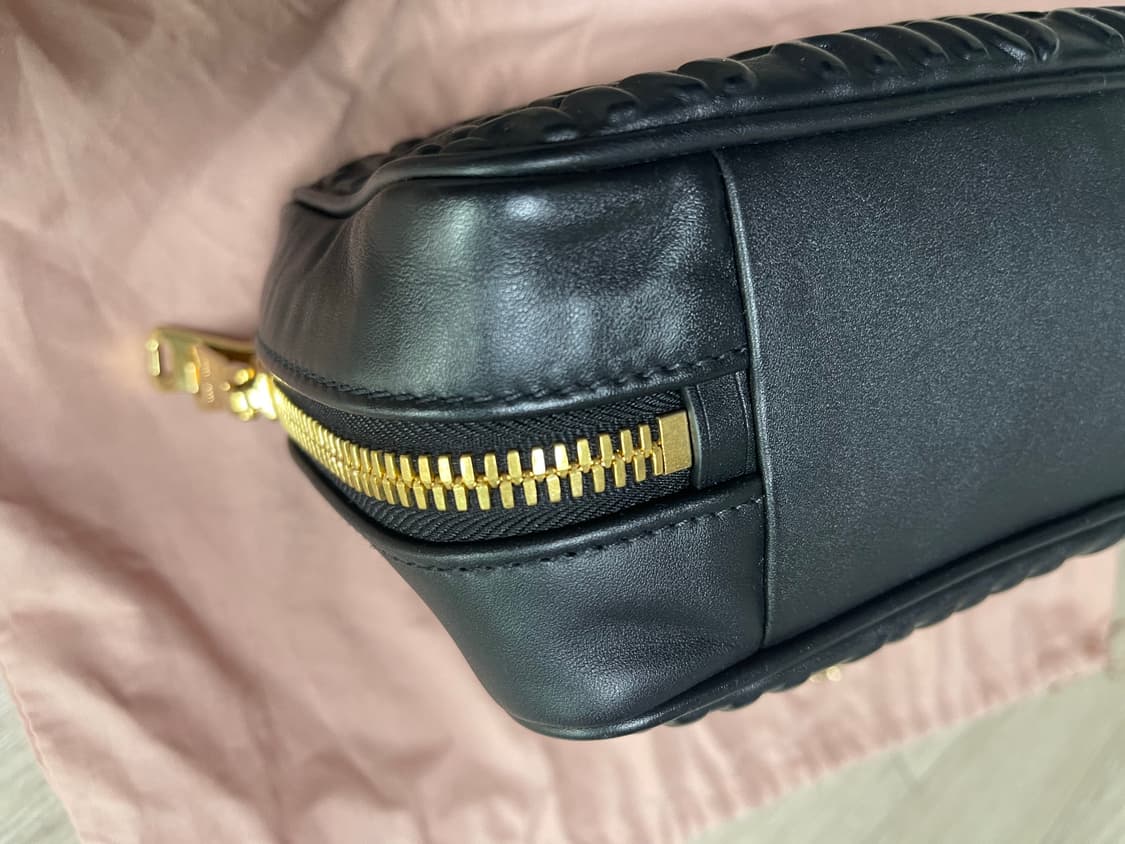 미우미우 엠보싱 로고 블랙 체인백 상품이미지5