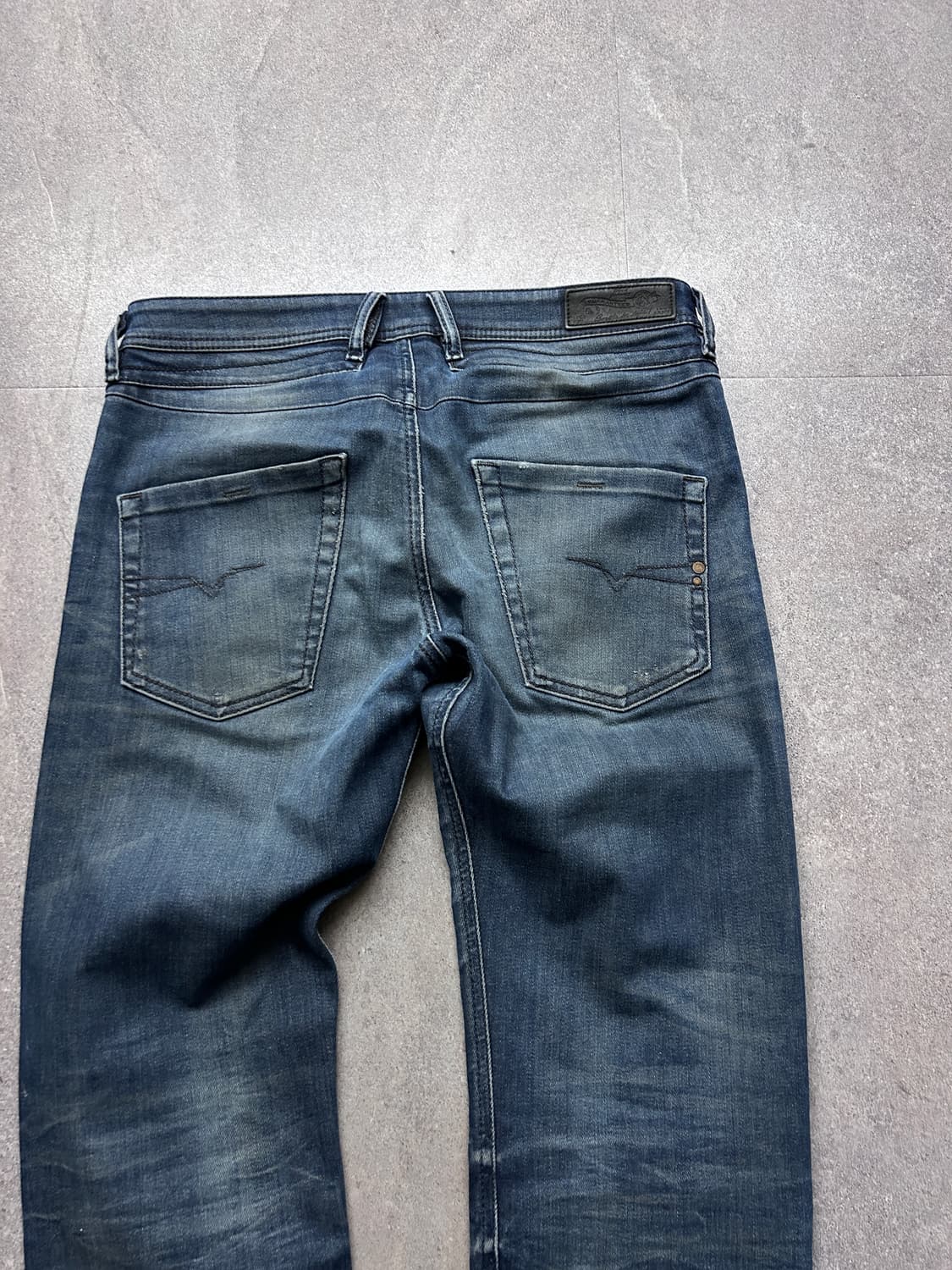 디젤 워싱 슬림 테이퍼드 데님 팬츠 상품이미지6