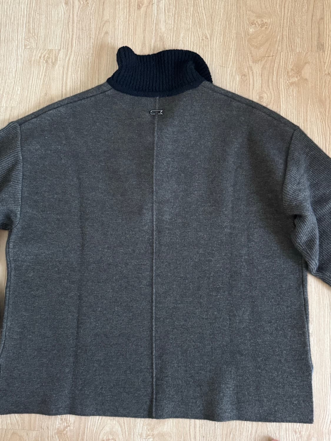 우마뭉 블루 폭스 믹스 스티치 칼라 니트 팔아요! 상품이미지5