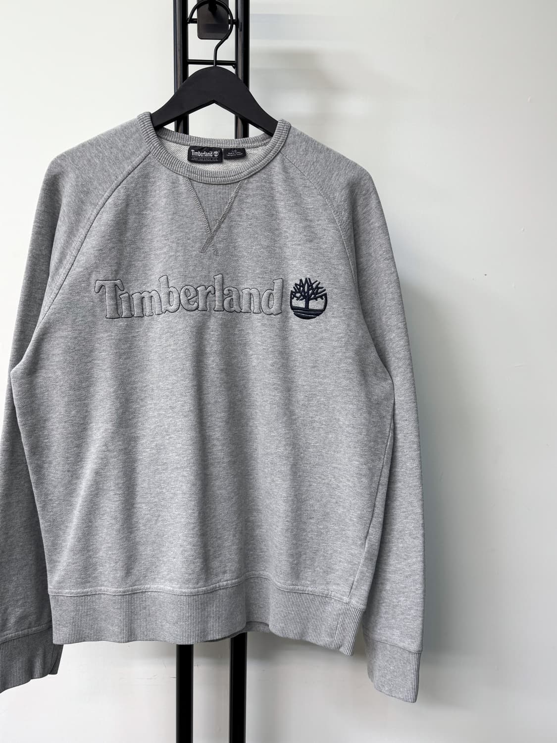 팀버랜드 엠보스드 스펠 로고 스웻셔츠 상품이미지2
