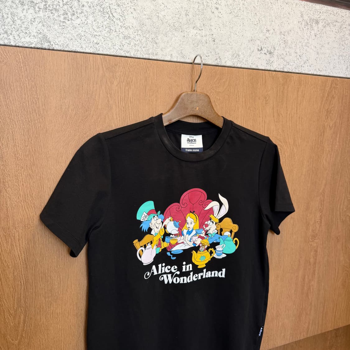 프랭크 스톤 x 디즈니 반팔 티셔츠 앨리스 프린팅 디테일 블랙 상품이미지3