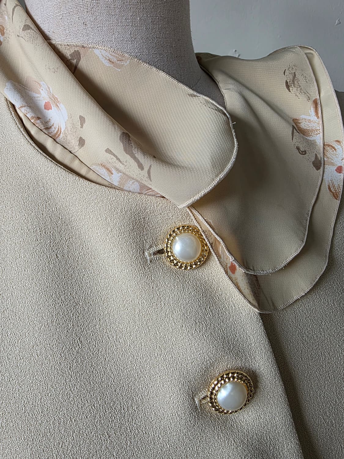 연베이지 진주 버튼 카라 탈부착 자켓 상품이미지3