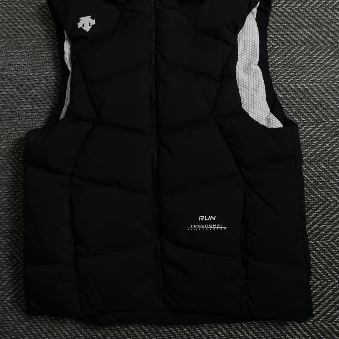 데상트 러닝 다운 후드 패딩 베스트 블랙 y 4278 상품이미지3