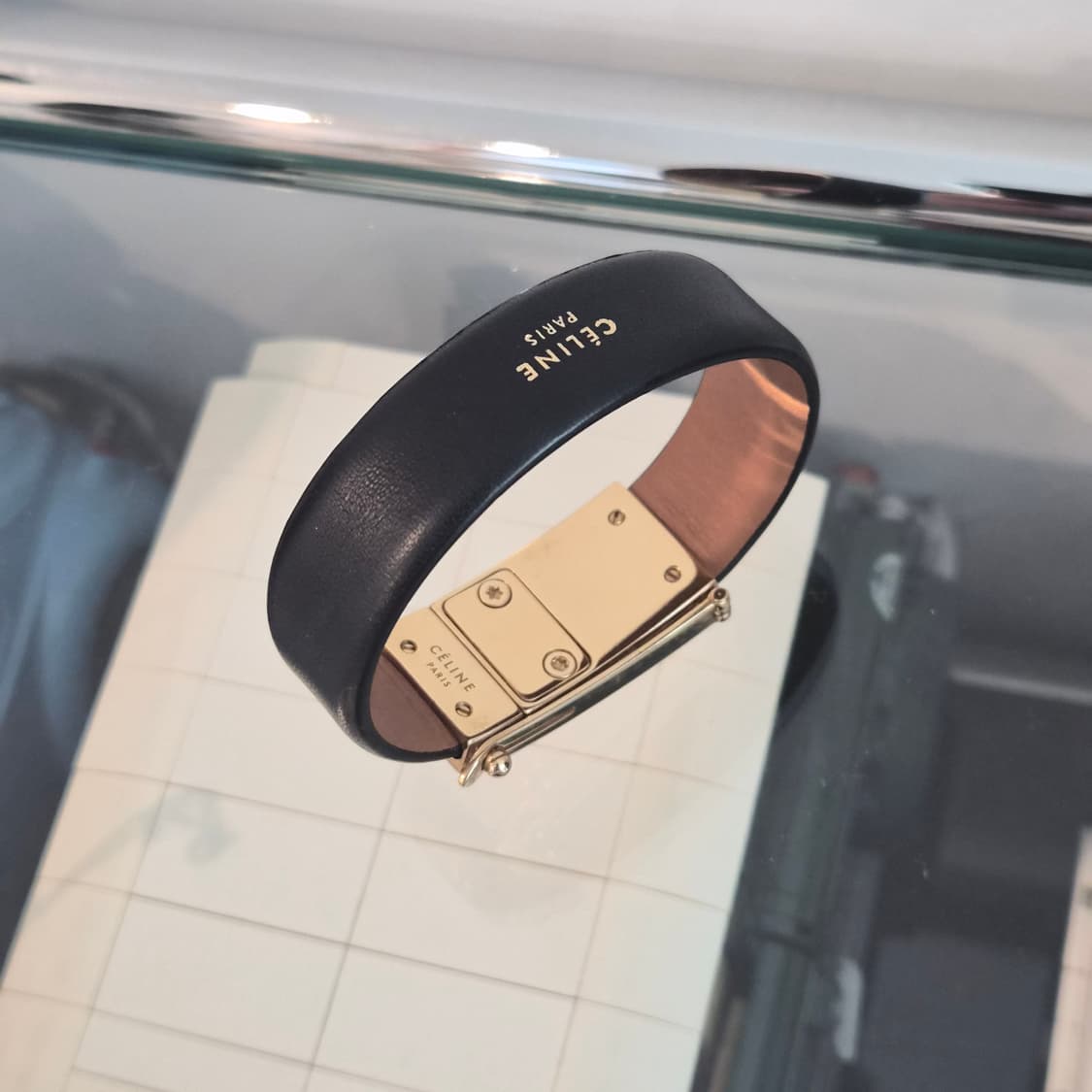 올드 셀린느 블랙 가죽 금장 팔찌 M 상품이미지1