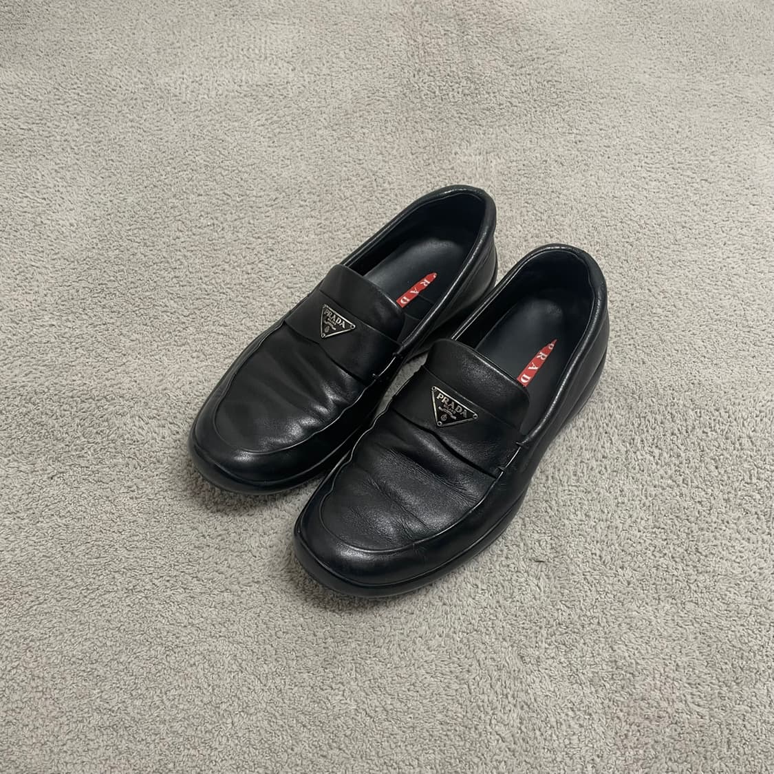 245) 프라다 스포츠 메탈 로고 로퍼 구두 상품이미지1