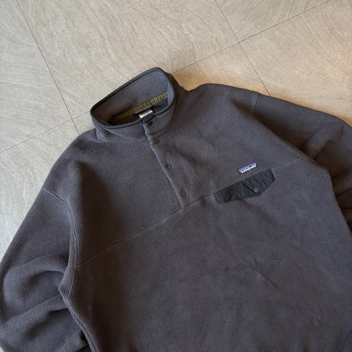 파타고니아 신칠라 다크 그레이 스냅티  상품이미지2