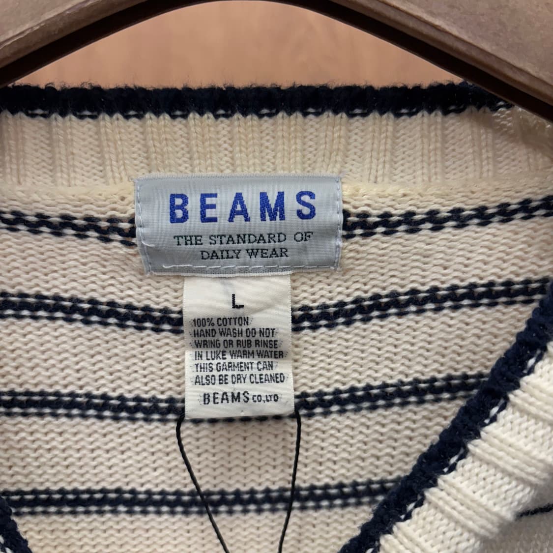 빔즈 코튼 라운드넥 긴팔 니트 스트라이프 패턴 디테일 레귤러핏 아이보리 상품이미지6